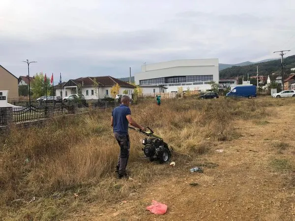Qendra e Mjekësisë Familjare dhe Obelisku "Maja e Lirisë" në fshatin Greme.