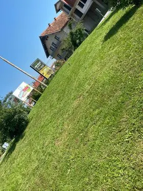 Mirëmbajtja e hapësirës së gjelbërt,kositja e barit te rrethrrotullimi afër (FSK)në rrugën  "Brahim Ademi". 🍀