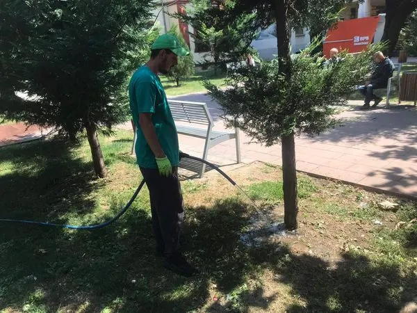 Ujitja e hapësirave gjelbëruese dhe drunjëve dekorativ në Sheshin "Dëshmorët e Kombit", tek Sheshi "Hyrë Emini" dhe "Tony Blair".
