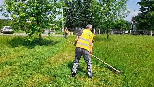 Kositja e barit dhe pastrimi i hapësirës së gjelbërt tek Qendra e Mjekësisë Familjare në fshatin Komogllavë.