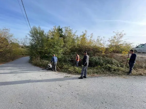 👷🏻‍♂️NPL "Ambienti", ka ndërmarr aksion në pastrimin dhe lirimin e rrugës, e cila dërgon tek Instituti i Shëndetësisë Publike në Ferizaj.
