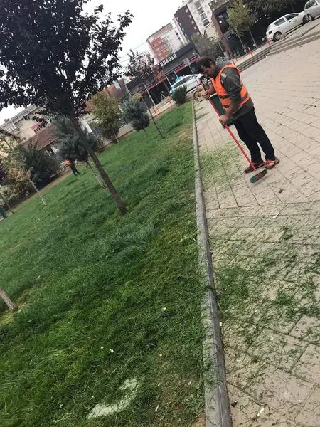 👷🏻‍♂️ Mirëmbajtja e hapësirave gjelbëruese, përball Komunës së Ferizajt dhe pjesët tjera të qytetit.