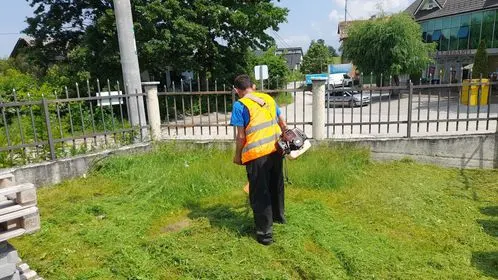 Kositja e barit dhe pastrimi i hapësirës së gjelbërt tek Qendra e Mjekësisë Familjare në fshatin Komogllavë.