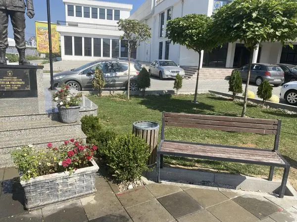 Pastrimi nga mbeturinat, mirëmbajtja e hapësirës së gjelbërt tek Lapidari "Nazmi Ukësmajli".