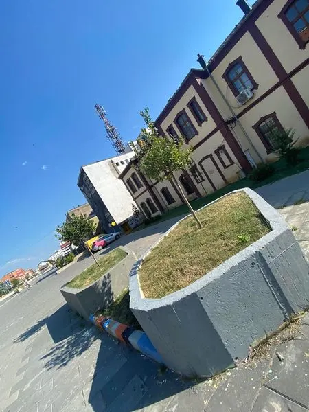 Mirëmbajtja e hapësirës së gjelbërt,pastrimi i mbeturinave tek mbikalimi në sheshin "Ramadan Rexhepi".