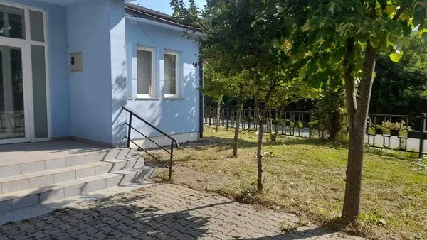 Punonjësit e hapësirave gjelbruese të NPL "Ambienti" Ferizaj sot ka bërë mirëmbajtjen e hapësirës gjelbruse, kositjen e barit dhe rregullimin e murit dekorues tek Zyra e Gjendjes Civile dhe Ambulantën e Mjekësisë Familjare në Fshatin Gaqkë.