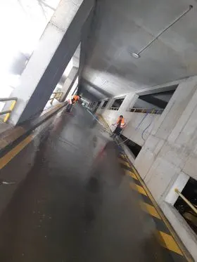 Pastrimi me ujë i parkingut nëntokësorë të qytetit.