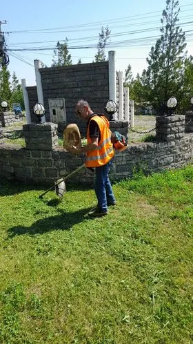 Mirëmbajtja e hapësirës së gjelbërt,kositja dhe pastrimi i barit tek  Lapidari "Dëshmorët dhe Martirët" në fshatin Gaqkë. 🍀