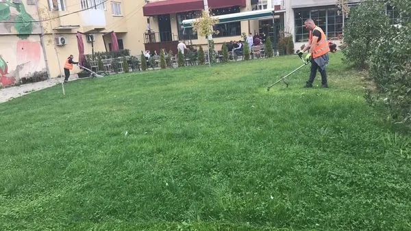 Pamje nga mirëmbajtja🧹🗑, e hapësirave të gjelbërta 🍀, nga punonjësit e NPL "Ambienti" tek sheshet "Ramadan Rexhepi" dhe "Hyrë Emini", në Bulevardin "Dëshmorët e Kombit".
