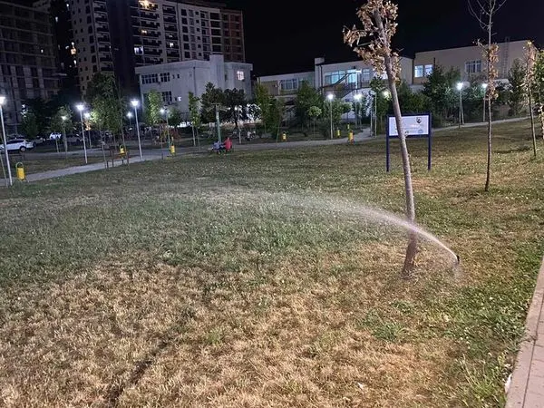 Ujitja me sistemin automatik në orët e mbrëmjes tek rrethrrotullimi dhe pjesët tjera të hapësirave të gjelbërta në  rrugën"Uran Tinova". 🍀💦