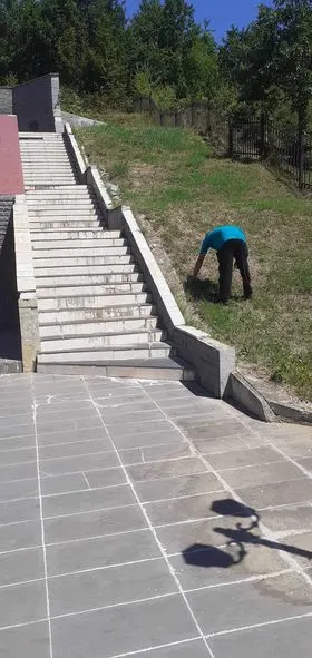 Mirëmbajtja e hapësirës së gjelbërt, kositja dhe pastrimi i barit tek "Lapidari i Dëshmorëve" në fshatin Pleshinë. 🍀