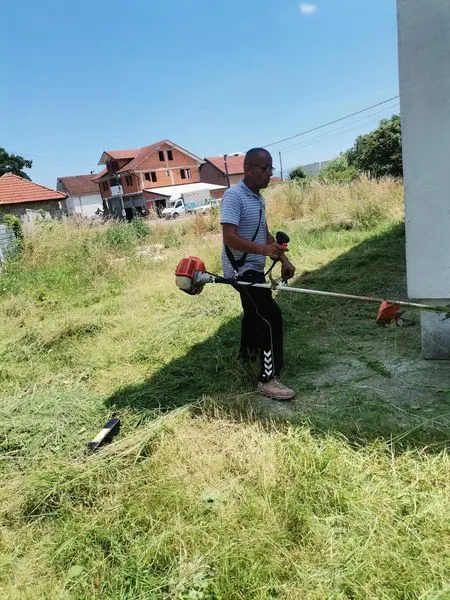 Kositja e barit dhe pastrimi te "Qendra e Mjekësisë Familjare "në fshatin Zaskok. 🍀