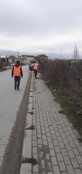 🦺Punonjësit e NPL "Ambienti" kanë marr aksion për lirimin e trotuarit nga barishtet dhe mbetjeve tjera në Rrugën "Naim Beka ".
