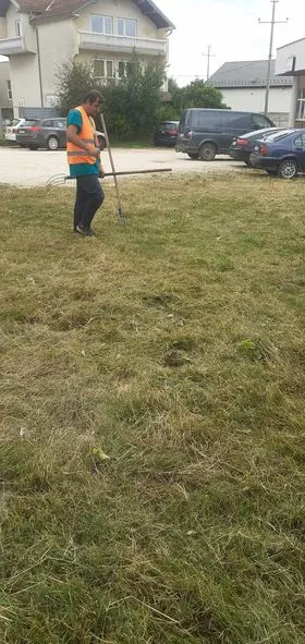 Mirëmbajtja e hapësirave të gjelbërta , kositja dhe pastrimi i barit tek "Qendra e Mjekësisë Familjare 6"në fshatin Pleshinë . 🍀