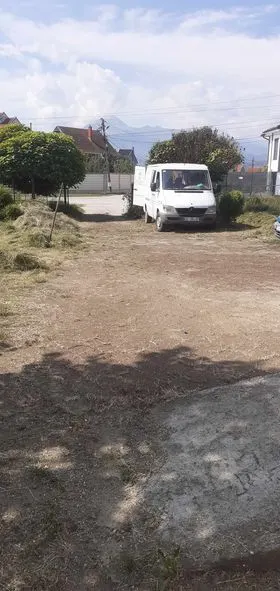 Mirëmbajtja e hapësirës së gjelbërt,kositja dhe pastrimi i barit tek "Ambulanta e Mjekësisë Familjare" në fashatin Varosh. 🍀
