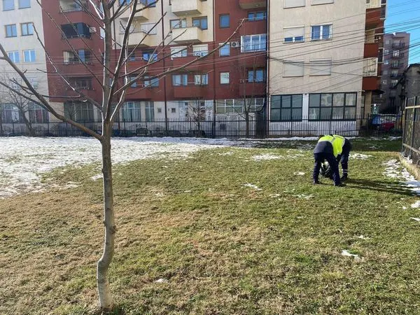 🏫 Kopshti i Fëmijëve "ENGJUJT", dhe fusha sportive përskaj tij.