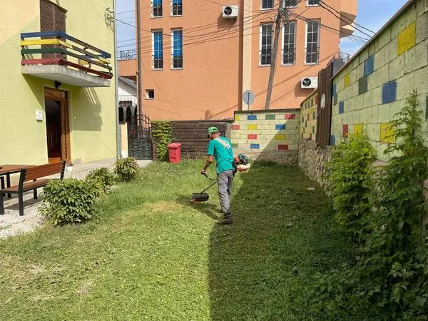 👷🏻‍♂️🦺Punonjësit e NPL "Ambienti", u angazhuan në mirëmbajtjen e hapësirave gjelbëruese 🍀të Qendrës për Mbrojtjen e Grave dhe Fëmijëve Shtëpia Ime.