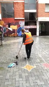 Mbledhja e mbeturinave dhe pastrimi i hapësirës publike te banesat kolektive.