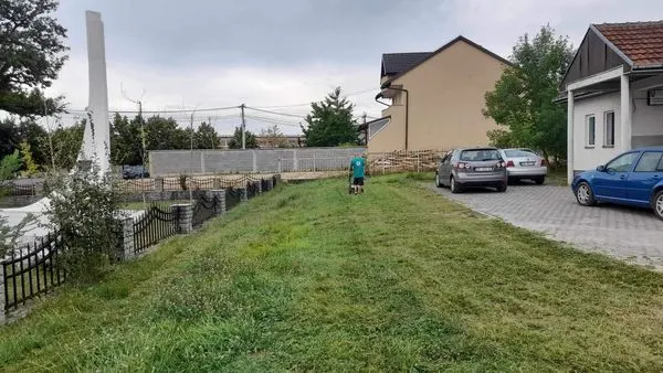 👷🏻‍♂️Punonjësit e hapësirave gjelbruese të NPL "Ambienti", ishin të angazhuar në mirëmbajtjen e hapësirave gjelbruese, kositjen barit dhe pastrimin e kubëzave tek Qendra e Mjekësisë Familjare në Greme.🦺🧹♻️