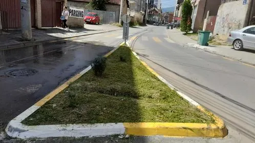Mirëmbajtja e hapësirave të gjelbërta , kositja dhe pastrimi i barit te rrethrrotullimi dhe pjesët tjera të gjelbërta në rrugën  "Emin Duraku". 🍀