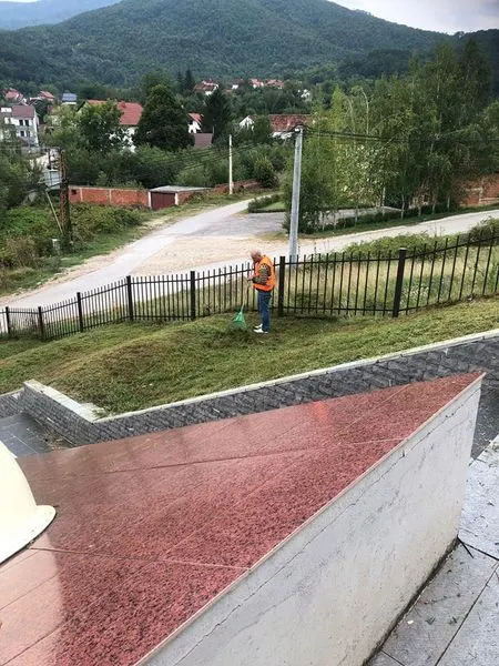 Mirëmbajtja e hapësirave të gjelbërta, kositja dhe pastrimi i barit tek "Lapidari i Dëshmorëve"