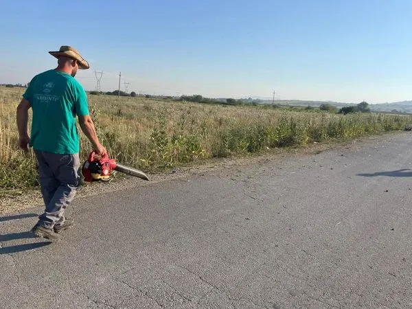 Punë e përkushtuar në kositjen e barit rreth rrugës ne fashatin Cërnillë