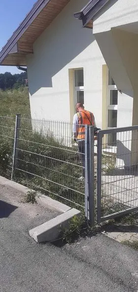 Mirëmbajtja ,kositja dhe pastrimi i barit në oborrin tek "Ambulanta e Mjekësisë Familjare"në fshatin Mirash. 🍀