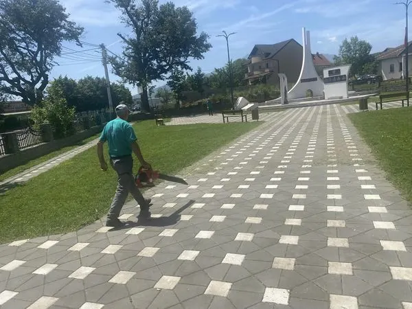 Obelisku "Maja e Lirisë" si dhe tek Qendra e Mjekësisë Familjare🏥, në fshatin Greme.