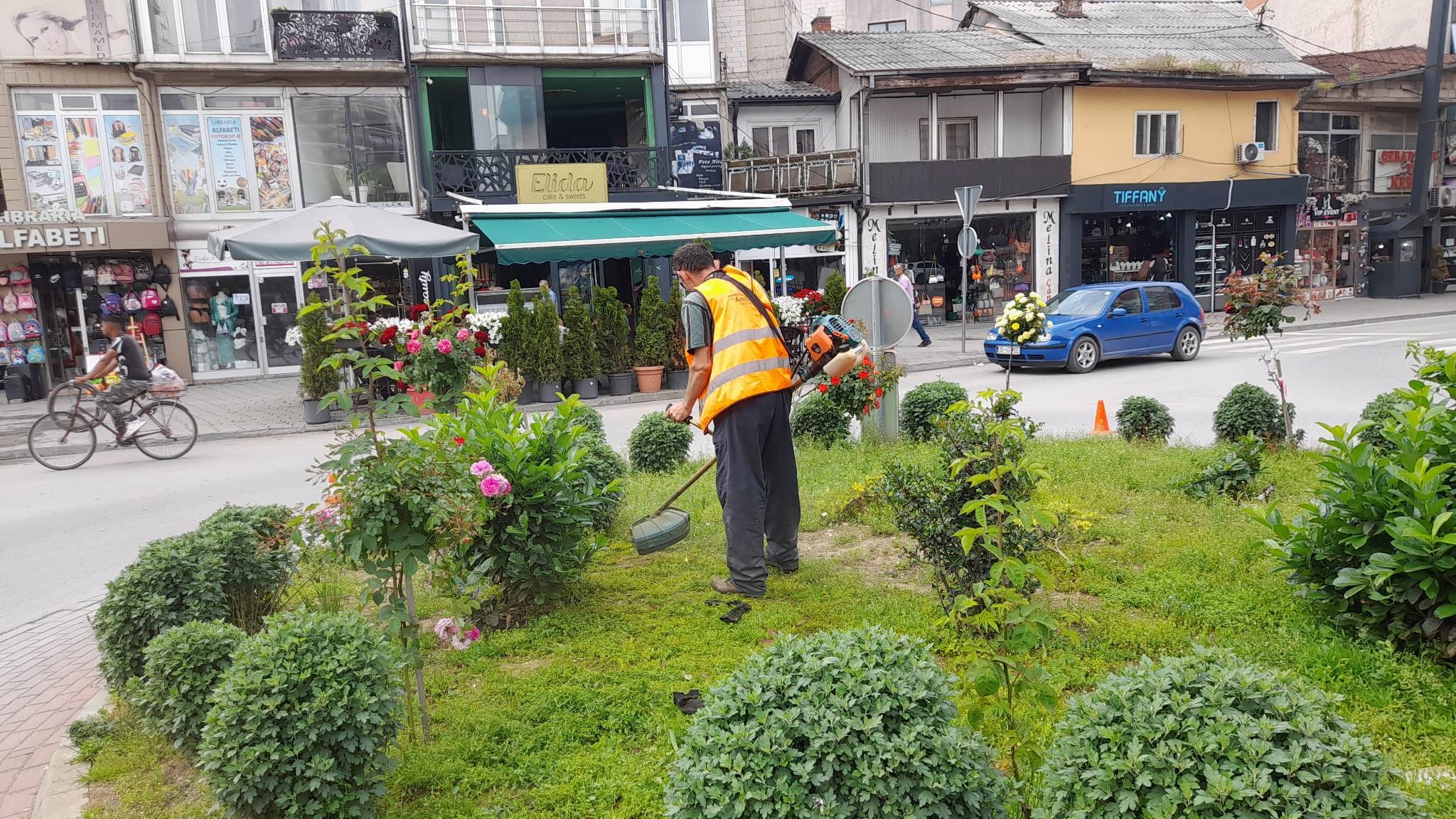 Punonjës i Ambientit gjatë mirëmbajtjes së gjelbërimit në Ferizaj